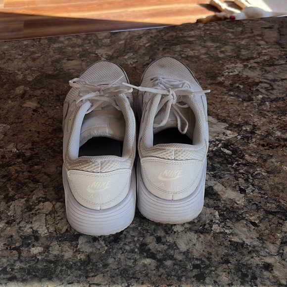 Nike SE - Picture 2 of 5